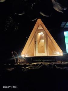 una pequeña ventana en una casa pirámide por la noche en Memmsta Hotels - 2546 en Kodaikānāl