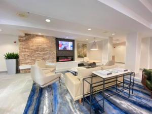 TV a/nebo společenská místnost v ubytování Fairfield Inn & Suites by Marriott Waco North