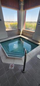 Bazén v ubytování Ten Pin Inn & Suites nebo v jeho okolí