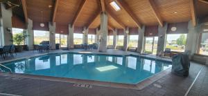 Bazén v ubytování Ten Pin Inn & Suites nebo v jeho okolí