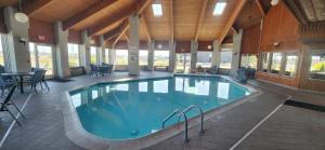 Bazén v ubytování Ten Pin Inn & Suites nebo v jeho okolí
