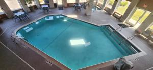 Bazén v ubytování Ten Pin Inn & Suites nebo v jeho okolí