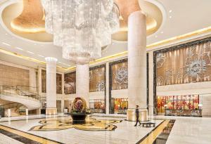 un hall d'un hôtel avec un lustre dans l'établissement Hilton Guangzhou Baiyun - Canton Fair Free Shuttle Bus, 3km to Yuexiu District, à Canton