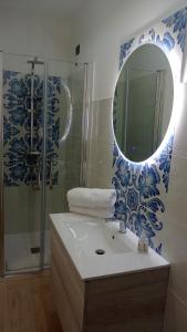 y baño con lavabo, espejo y ducha. en Stefanelli Tropea Home en Tropea