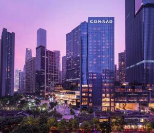 een uitzicht op de skyline van de stad met hoge gebouwen bij Conrad Guangzhou in Guangzhou