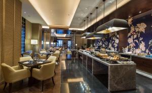 常州常州新城希尔顿酒店的设有自助餐台、桌椅的餐厅
