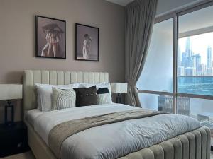 Postel nebo postele na pokoji v ubytování Trophy - Dubai Skyline View JLT Suite