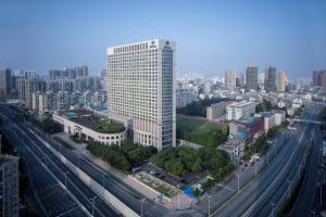 合肥合肥元一希尔顿酒店的一座有高速公路的城市里的一栋高大的白色建筑
