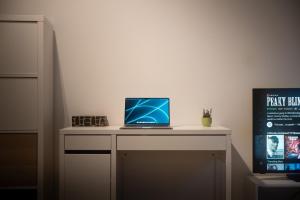 einen Laptop auf einem weißen Schreibtisch in der Unterkunft Ráday Residence at the Heart of Budapest in Budapest