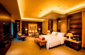um quarto de hotel com uma cama e uma televisão em Hilton Hefei em Hefei