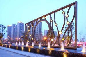 eine Brücke mit Lichtern und eine Stadt im Hintergrund in der Unterkunft DoubleTree by Hilton Hangzhou East in Hangzhou
