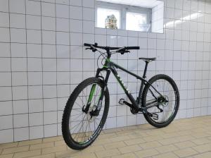 uma bicicleta pendurada numa parede num quarto em Elena Kempf Haaratelier & Guesthouse em Braunfels