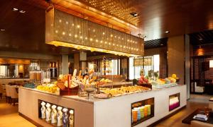 蕪湖的住宿－蕪湖世茂希爾頓逸林酒店，餐厅的自助餐点,展示着食物