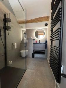 Braives的住宿－Gîte 'Au bout du Tige'，一间带玻璃淋浴和水槽的浴室