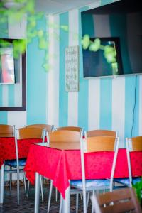 Televiisor ja/või meelelahutuskeskus majutusasutuses Hostal Antares