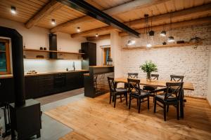 cocina y comedor con mesa de madera y sillas en Nebesky 81, en Kunčice pod Ondřejníkem