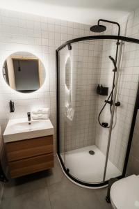 La salle de bains est pourvue d'une douche et d'un lavabo. dans l'établissement Nebesky 81, à Kunčice pod Ondřejníkem