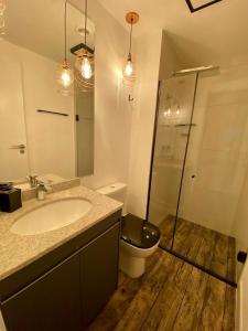 W łazience znajduje się umywalka, prysznic i toaleta. w obiekcie Studio Comfort ao lado do Metrô Moema w São Paulo