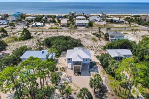 una vista aerea di una casa sulla spiaggia con l'oceano sullo sfondo di Fruitcakes a St. George Island