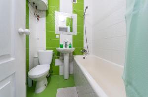キーウにあるFlat 24 on Gospitalnaya 2 studioの緑と白のバスルーム(トイレ、シンク付)
