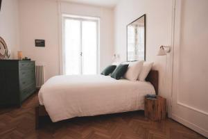 ein Schlafzimmer mit einem großen weißen Bett und einem Fenster in der Unterkunft Insidewonderfulcomo in Como