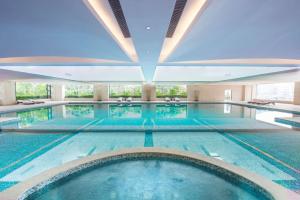 Bazén v ubytování Hilton Zhongshan Downtown nebo v jeho okolí