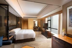 Postel nebo postele na pokoji v ubytování Hilton Zhongshan Downtown