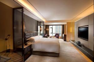 Postel nebo postele na pokoji v ubytování Hilton Zhongshan Downtown