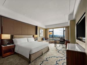 Postel nebo postele na pokoji v ubytování Hilton Zhongshan Downtown