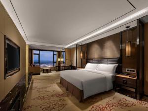 Postel nebo postele na pokoji v ubytování Hilton Zhongshan Downtown