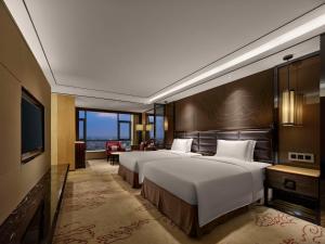 Postel nebo postele na pokoji v ubytování Hilton Zhongshan Downtown