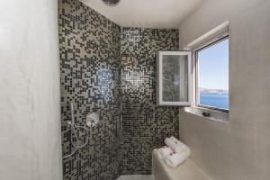Baðherbergi á Ambition Suites