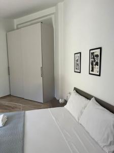 ein Schlafzimmer mit einem weißen Bett und einer weißen Tür in der Unterkunft La Villa Dei Sogni in Formia