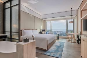 ein Hotelzimmer mit einem Bett und Aussicht in der Unterkunft Doubletree By Hilton Shenzhen Airport in Bao'an