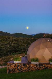 un edificio con cúpula con la luna en el fondo en Kairos Glamping - Rancho Queimado - SC, en Rancho Queimado