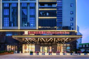 um edifício com uma placa que lê o Hilton Garden Inn em Hilton Garden Inn Shenzhen Nanshan Avenue em Shenzhen