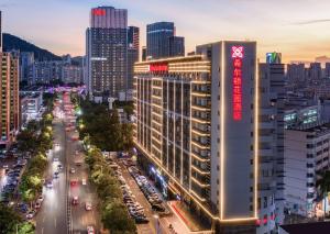 uitzicht op de skyline van de stad 's nachts bij Hilton Garden Inn Shenzhen Nanshan Avenue in Shenzhen
