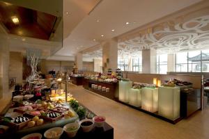 uma área de buffet de um hotel com comida em exposição em DoubleTree By Hilton Wuxi em Wuxi