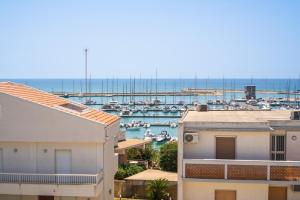 - Vistas al puerto deportivo desde un edificio en Edilia Vacanze, en Marina di Ragusa