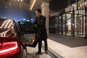 ShiyanにあるDoubleTree by Hilton Hotel Shiyanの店内の車に乗り込む男