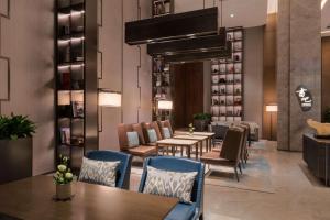 un restaurante con mesas, sillas y un piano en DoubleTree by Hilton Hotel Shiyan, en Shiyan