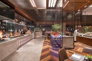 Reštaurácia alebo iné gastronomické zariadenie v ubytovaní DoubleTree by Hilton Hotel Shiyan