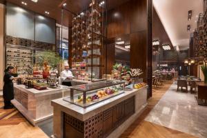 ห้องอาหารหรือที่รับประทานอาหารของ DoubleTree by Hilton Hotel Shiyan