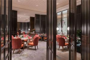 Reštaurácia alebo iné gastronomické zariadenie v ubytovaní DoubleTree by Hilton Hotel Shiyan