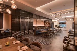 Reštaurácia alebo iné gastronomické zariadenie v ubytovaní DoubleTree by Hilton Hotel Shiyan