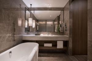 Kúpeľňa v ubytovaní DoubleTree by Hilton Hotel Shiyan