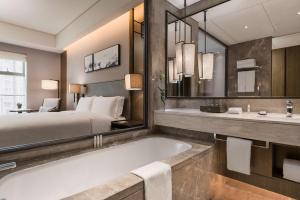 Posteľ alebo postele v izbe v ubytovaní DoubleTree by Hilton Hotel Shiyan