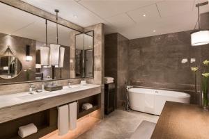 Kúpeľňa v ubytovaní DoubleTree by Hilton Hotel Shiyan