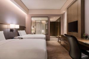 Posteľ alebo postele v izbe v ubytovaní DoubleTree by Hilton Hotel Shiyan