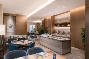 a restaurant with tables and chairs and a bar at DoubleTree by Hilton Hotel Shiyan in Shiyan